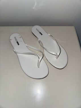 Fashnova Women’s White Flip Flop Sandals